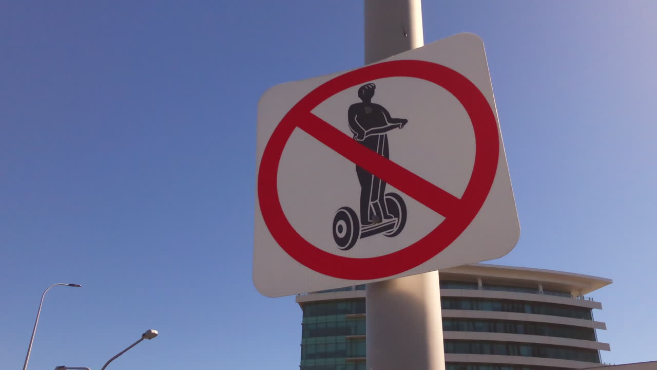 다리 보도 경고 표지판에 세그웨이가 허용되지 않습니다.