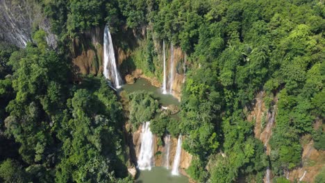 un dron disparó lejos de la cascada thi lo su y se vio desde arriba, ubicado en lo profundo de la jungla, fuera de los caminos trillados del norte de tailandia en el área de umphang en el sudeste asiático