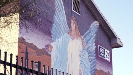 um lindo mural de virgem no bairro de imigrantes de el paso.