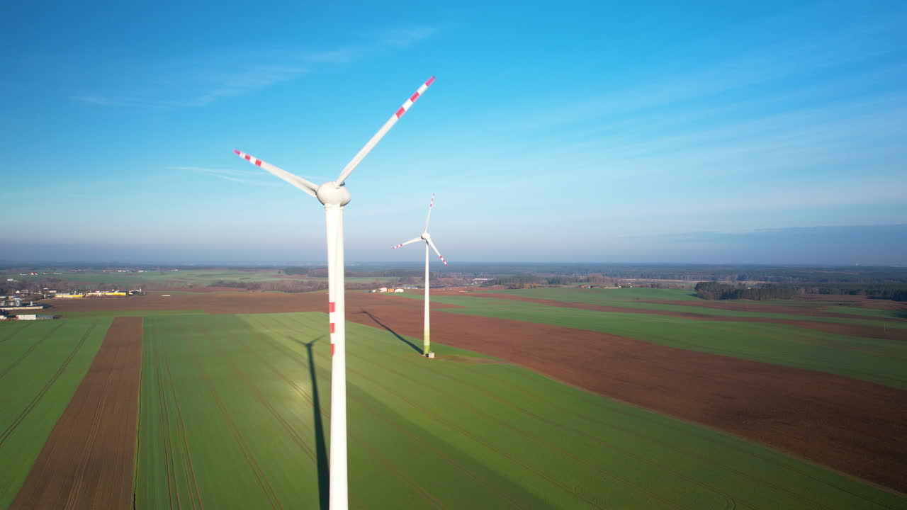 ⁇ 은 아침에  ⁇  위의 풍력 발전기 터빈의 항공 클로즈업