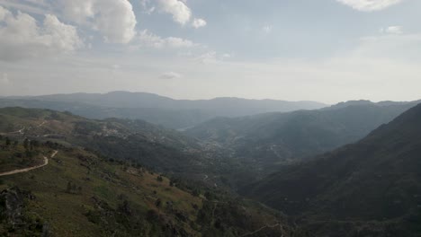 Paisaje-Montañoso-Y-Valles-Profundos-En-El-Parque-Nacional-Peneda-geres-En-Portugal