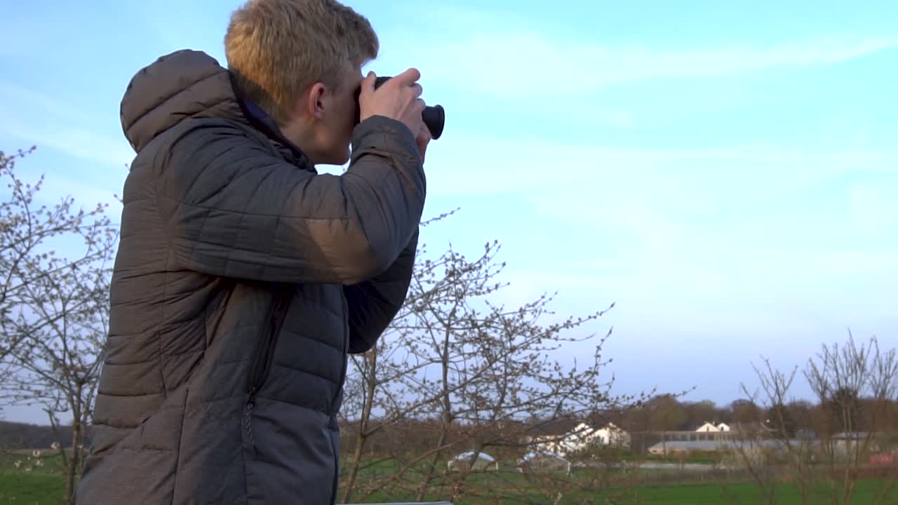 un turista está tomando fotos mientras está parado en una plataforma de observación