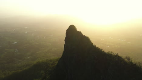 Toma-Aérea-De-Un-Pico-De-Montaña-Y-Un-Paisaje-Natural-En-El-Parque-Nacional-Border-Ranges,-Nueva-Gales-Del-Sur-En-Australia