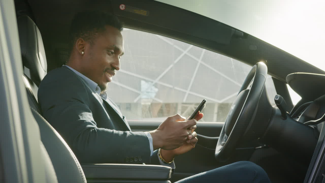 hombre de negocios usando un teléfono inteligente en un coche