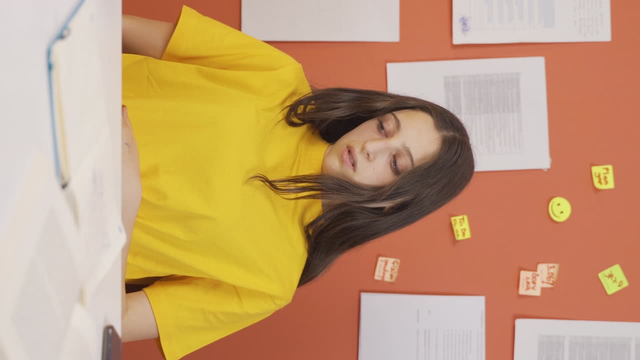 video vertical de una niña que no se siente bien.