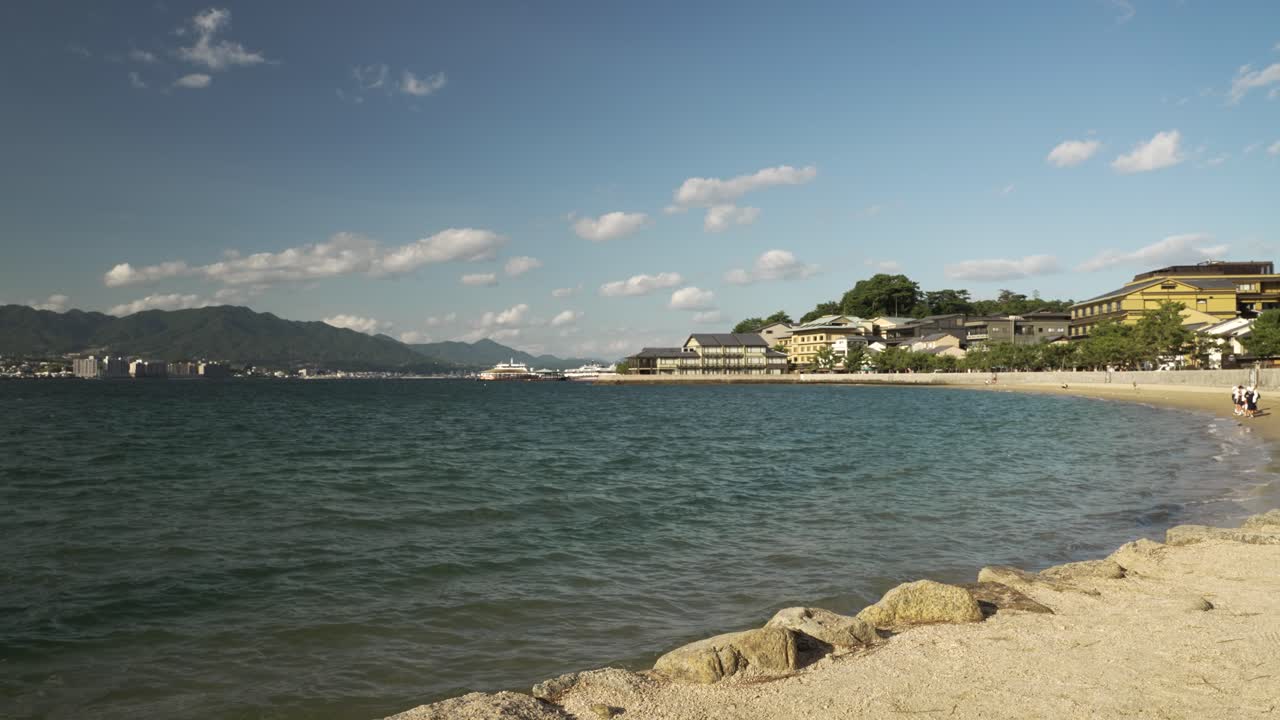 이쓰쿠시마 섬 의 아리누라 해변 에 있는 파도 가 해안 을 따라 부드럽게 부 ⁇ 히고 있다