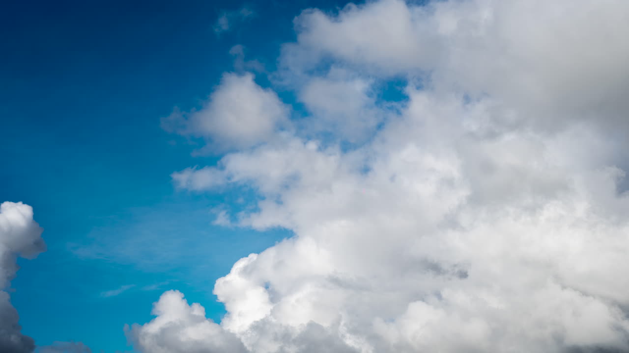 푸른 하늘을 움직이는 푹신한 흰 구름