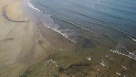 Imágenes-Aéreas-De-Una-Rara-Playa-De-Arena-Dorada-Y-Olas-Tranquilas-Durante-El-Verano-Soleado-En-La-Península-De-Snaefellsness,-Islandia