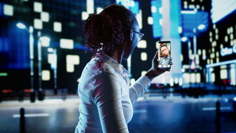 mujer en videoconferencia caminando por la ciudad