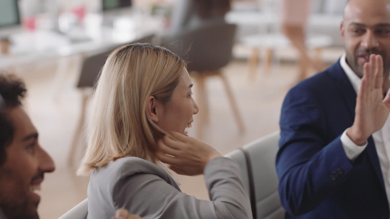 행복한 사업가들이 이사회 회의실에서 성공을 축하하고 기업의 승리를 즐기고 사무실 프레젠테이션에서 동료들에게 다섯을  ⁇ 습니다.