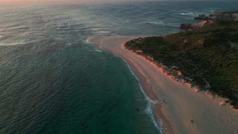 Disparo-De-Un-Dron-Sobre-La-Playa-De-La-Desembocadura-Del-Río-Margaret-Y-El-Lugar-De-Surf-&quot;The-Box&quot;-En-El-Oeste-De-Australia-Al-Atardecer