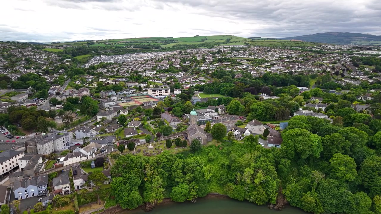 Chiesa parrocchiale di Wicklow, Chiesa d'Irlanda sul lungofiume e paesaggio urbano di Wicklow ripreso da drone