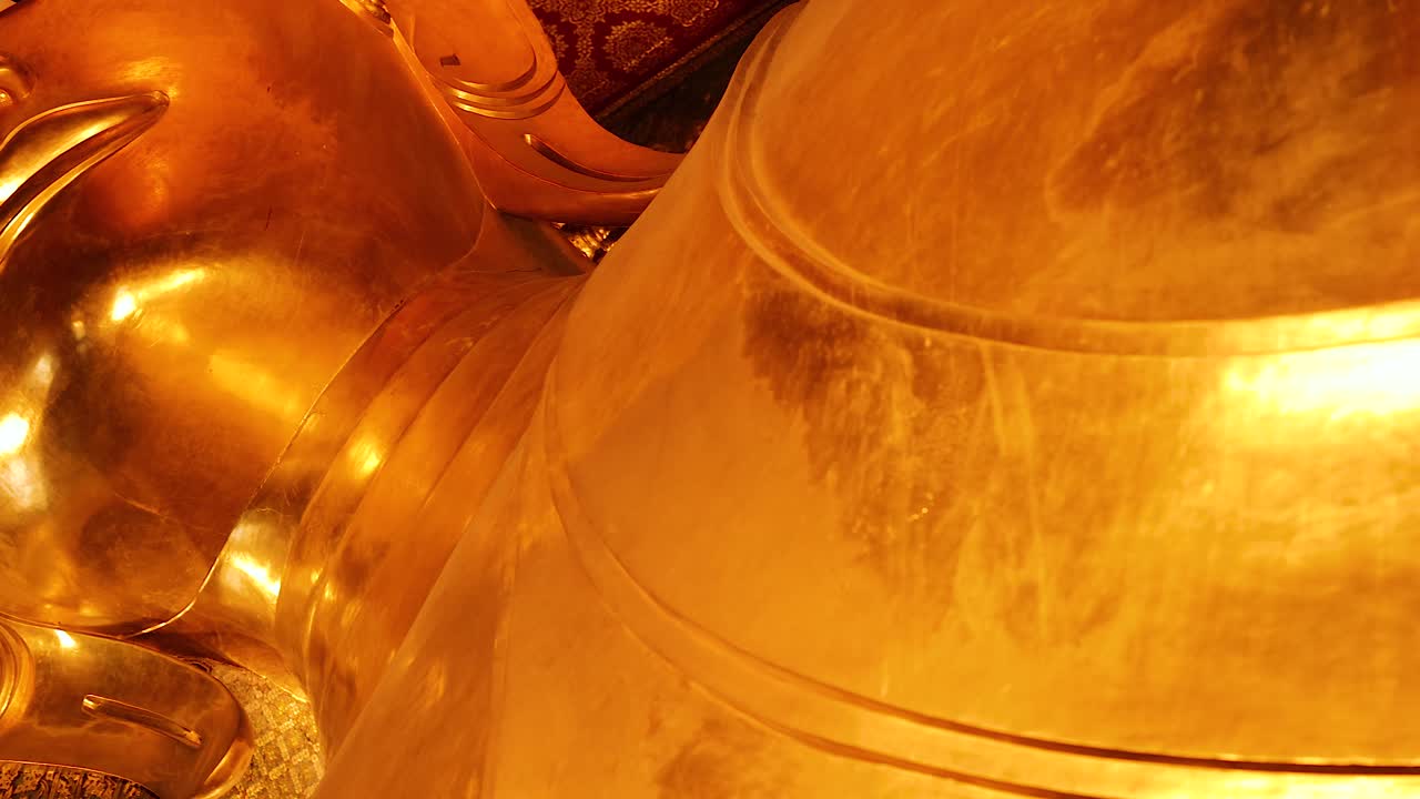 estatua de oro de buda reclinado en bangkok