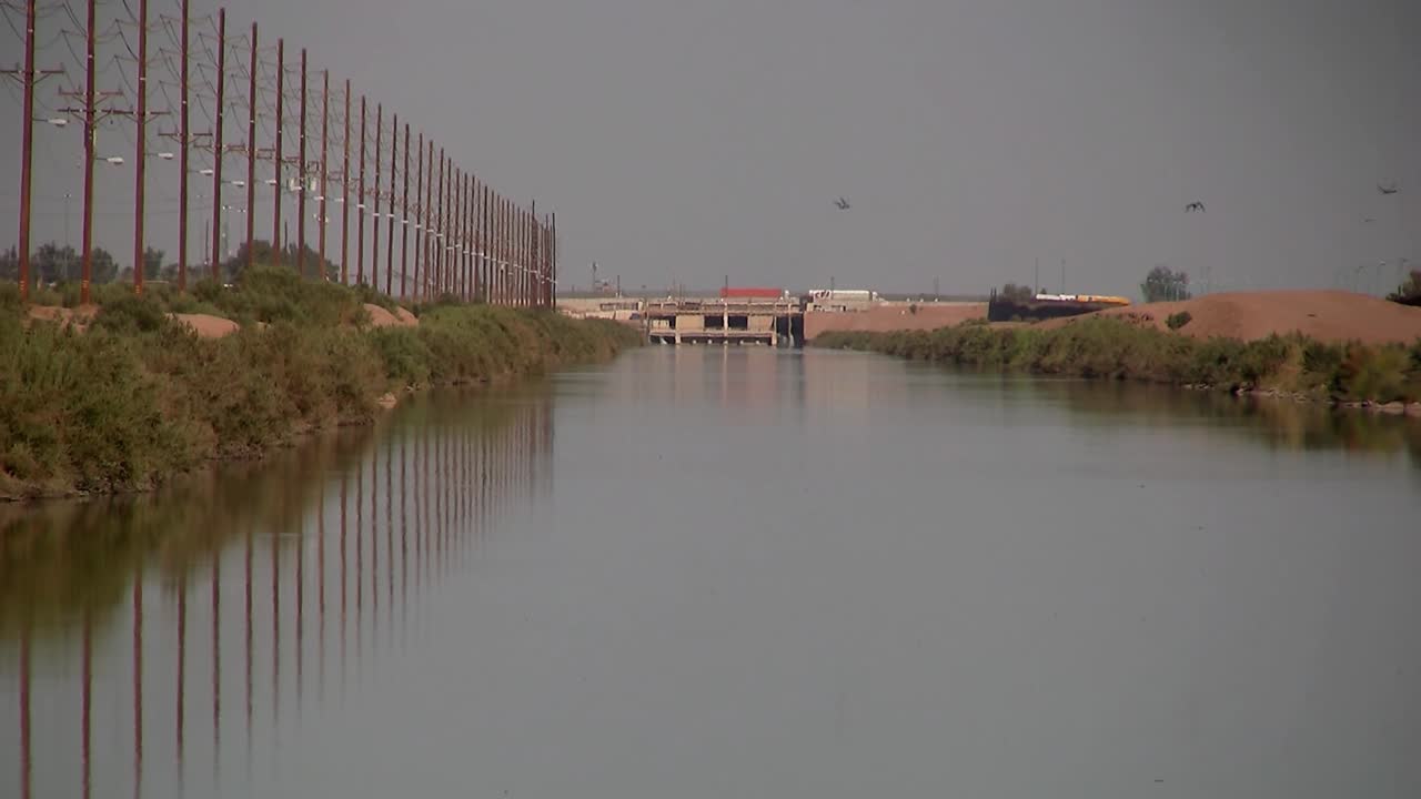 canal de riego en california cerca de la frontera mexicana, estados unidos