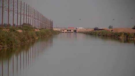 canal de riego en california cerca de la frontera mexicana, estados unidos