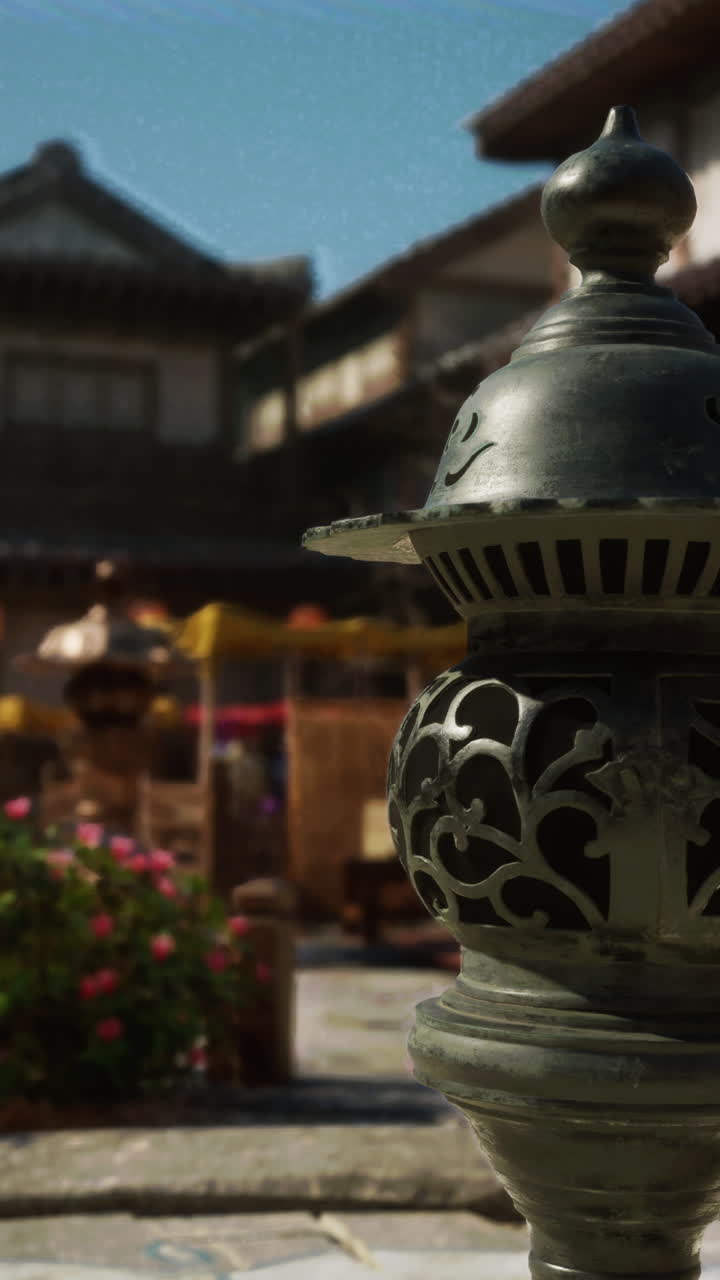 una linterna japonesa en un jardín