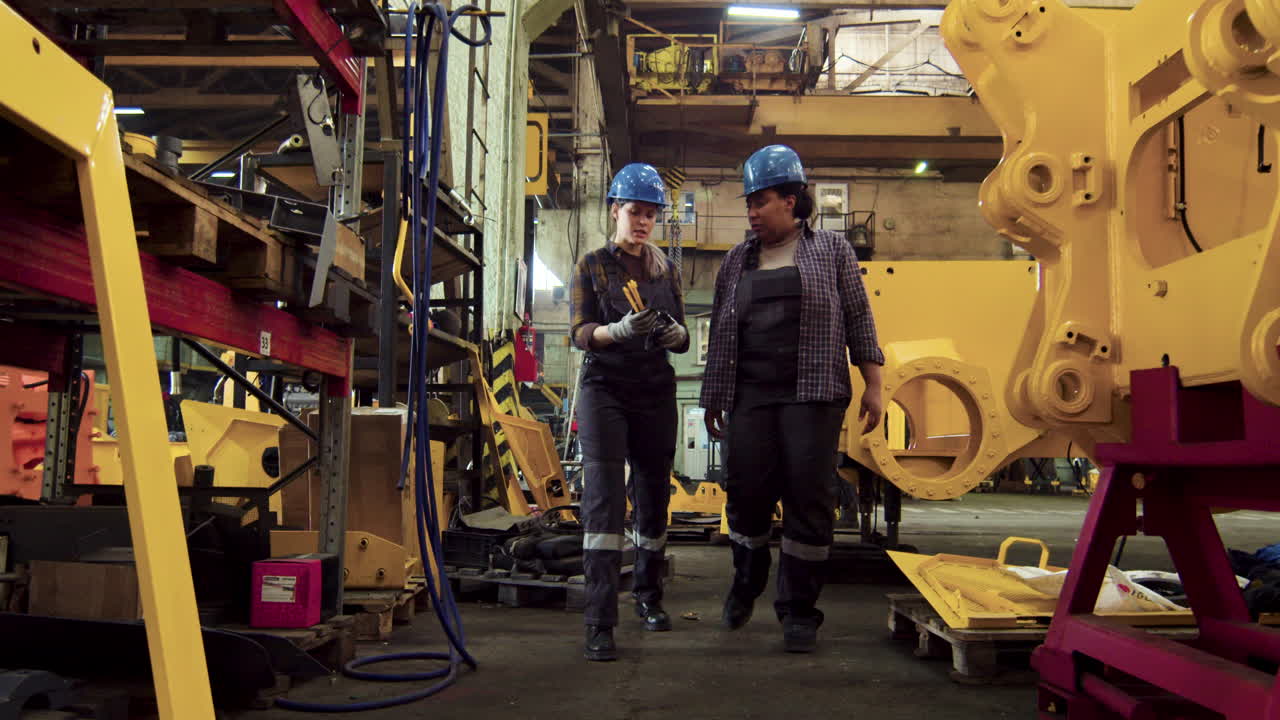 trabajadores revisando piezas