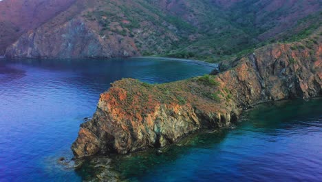 vista panorámica de la tranquila laguna mediterránea y la roca al amanecer