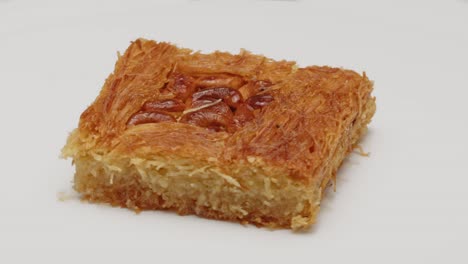 postre turco kunefe aislado sobre un fondo blanco
