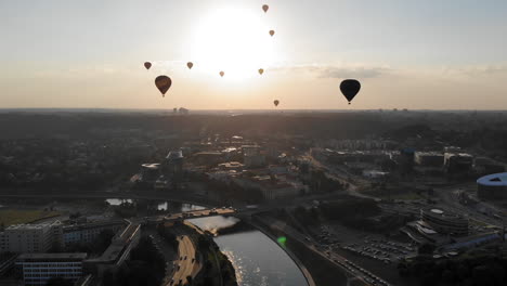 Volando-Lejos-Del-Colorido-Paquete-De-Globos-Aerostáticos-Que-Vuela-Sobre-La-Ciudad-Y-El-Río