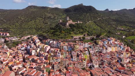 las imágenes de drones muestran la encantadora ciudad de bosa, cerdeña, con su bosque circundante y su castillo histórico, una perspectiva cautivadora para las imágenes de stock