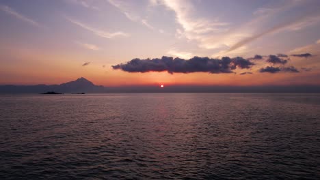 amanecer o atardecer en el horizonte del mar