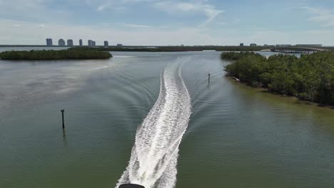 Video-Aéreo-Inverso-De-Los-Amantes-De-La-Llave-Y-Los-Navegantes.