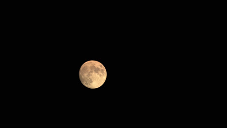 Naranja-Iluminada-De-Luna-Llena-En-El-Cielo-Nocturno-Oscuro,-Lapso-De-Tiempo-Astro