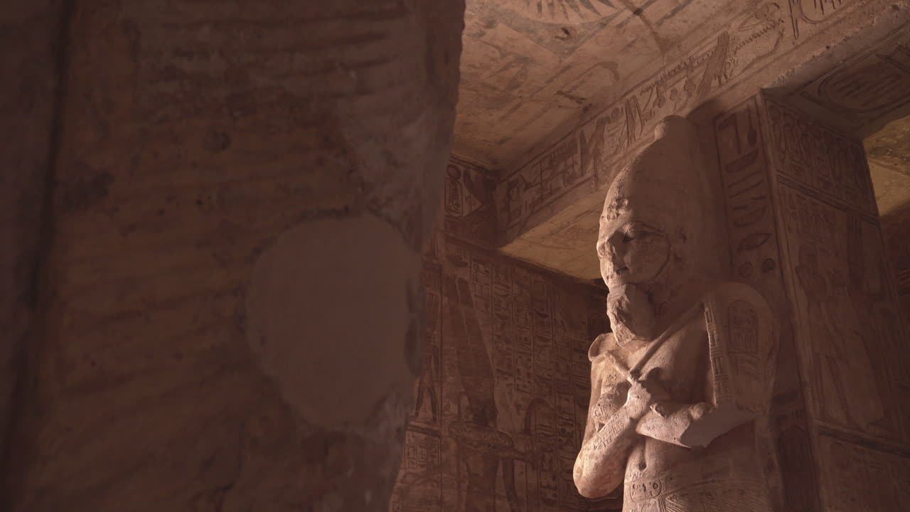toma ascendente dentro de abu simbel de una gran estatua de osiris.