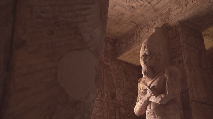 toma ascendente dentro de abu simbel de una gran estatua de osiris.