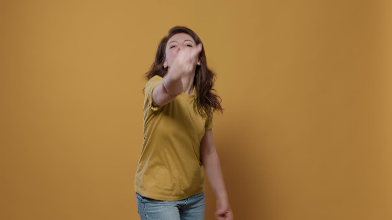 Woman in t-shirt and jeans making hand gestures