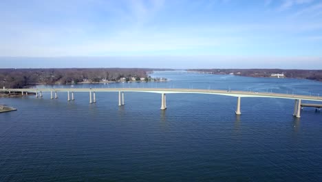 Dirigiéndose-Río-Abajo-Alejándose-De-Dos-Puentes-En-Un-Día-De-Invierno-Azul-Claro-Sobre-La-Bahía-De-Chesapeake