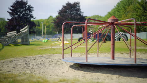 Verlassenes,-Leeres,-Altes-Karussell,-Das-Sich-Im-Herbst-Auf-Dem-Kinderspielplatz-Dreht.-4K-Prores