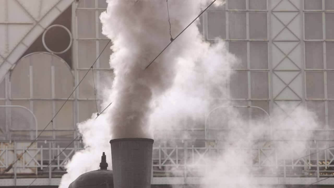 tubo de vapor de la locomotora de vapor del ferrocarril. tubo de fábrica de la locomotora de vapor.