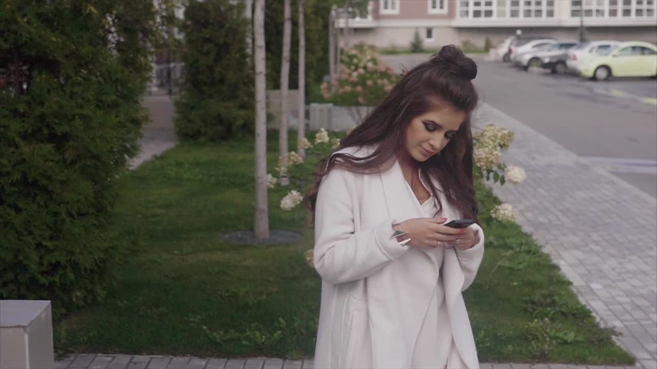 mujer usando teléfono inteligente al aire libre