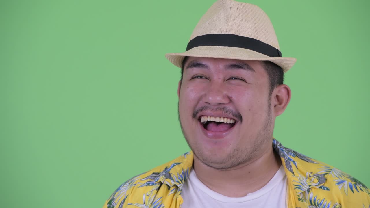 고 잘생긴 젊은 아시아 관광객