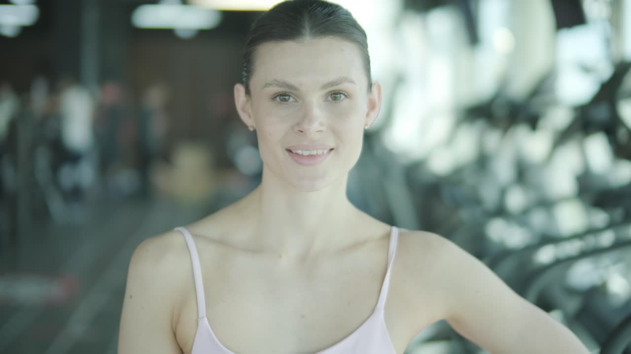 체육관에 있는 여자