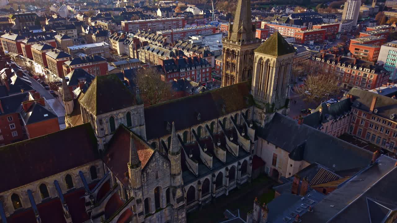 Cattedrale di Saint-Pierre, Lisieux in Normandia, Francia. Drone aereo in salita e paesaggio urbano.