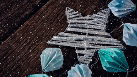 nieve cayendo con decoraciones de navidad