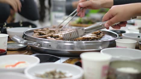 la gente disfruta de la comida cruda a la parrilla en el restaurante