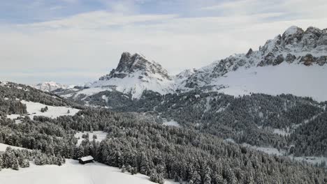 Beautiful-Snowy-Dolomite-Mountains-in-the-middle-of-the-Italian-Alps-in-Winter