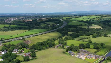 Vista-Aérea-Sobre-La-Autopista-M61-En-El-Norte-De-Inglaterra