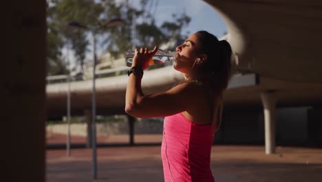 Mujer-Caucásica-Bebiendo-Agua-Debajo-De-Un-Puente