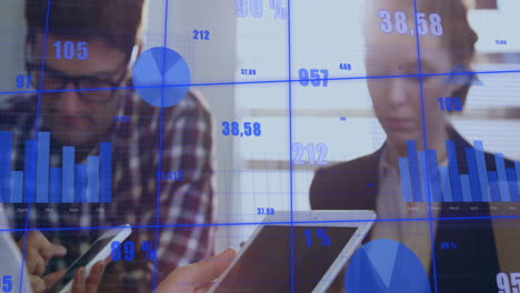 animación del procesamiento de datos estadísticos sobre diversos colegas que utilizan dispositivos electrónicos en la oficina.