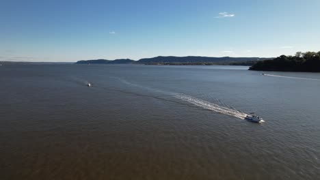 Una-Vista-Aérea-Sobre-El-Río-Hudson-En-El-Norte-Del-Estado-De-Nueva-York-En-Un-Hermoso-Día-Con-Cielos-Azules