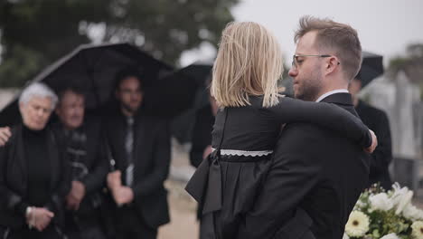 triste, abrazo y un padre e hijo en un funeral