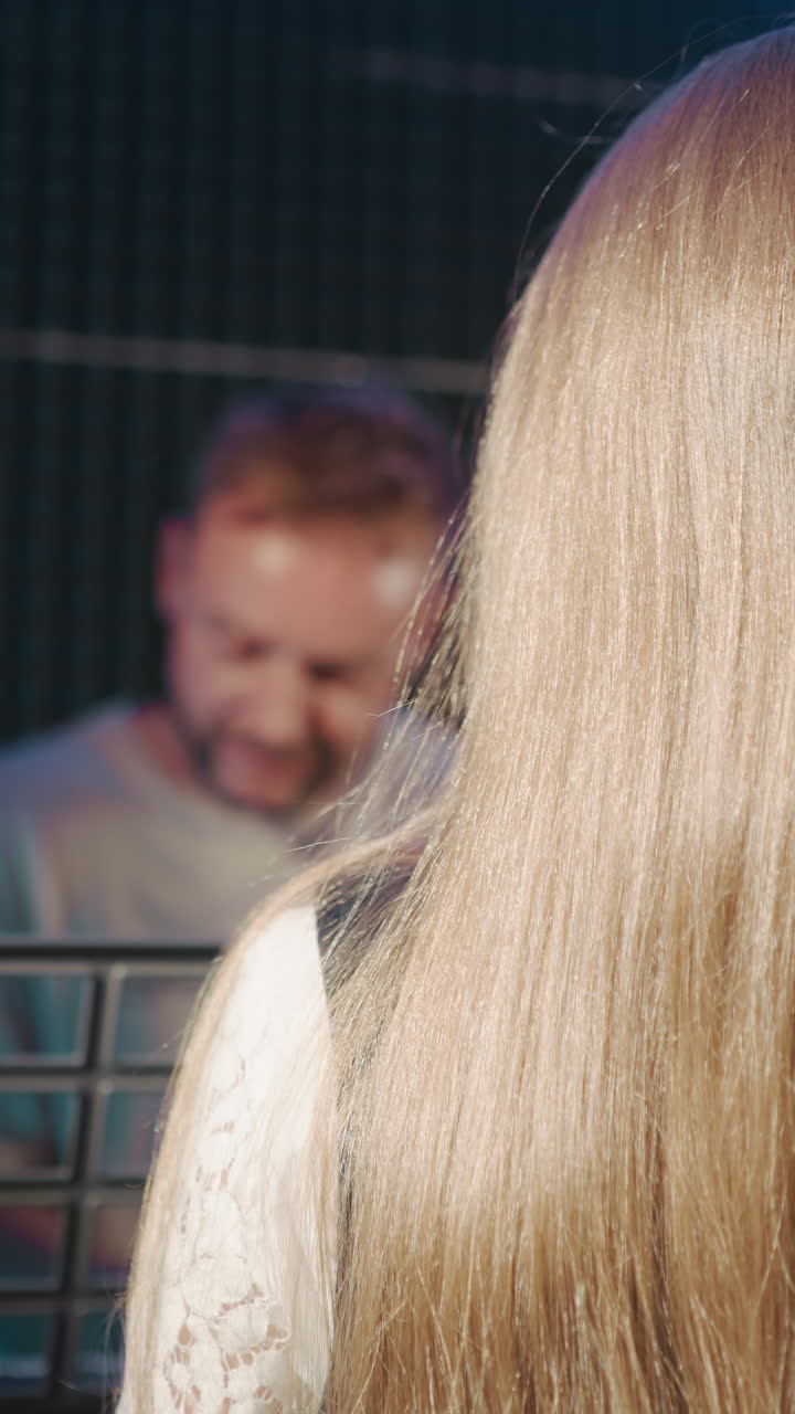 아이는 오디오 스튜디오에서 선생님과 함께 노래를 부릅니다. 금발 어린 소녀는 작곡가가 수업에서 피아노를 연주하는 동안 보컬 퍼포먼스를 연습합니다. 재능있는 아이 수업