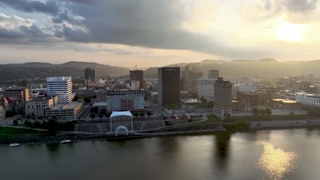 Luftorbit-Skyline-Von-Charleston,-West-Virginia-Bei-Sonnenaufgang