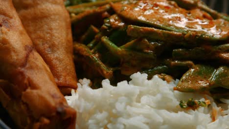 Cerca-De-Curry-Tailandés-De-Vegetales-Rojos-Con-Arroz-Y-Rollitos-De-Primavera