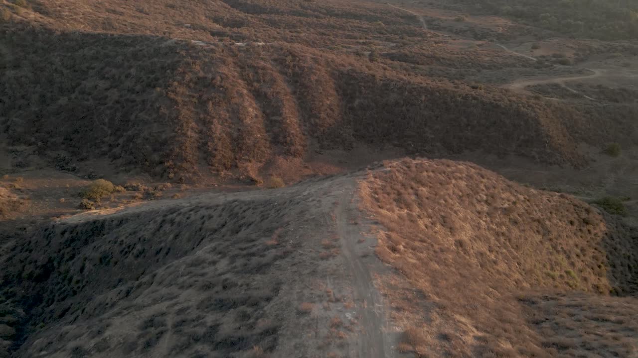 해질녘 산 정상에 있는 산책로의 공중 전망